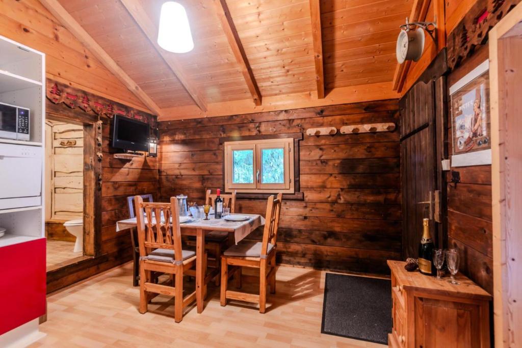 a dining room with wooden walls and a table and chairs at Résidence Les Balluts - 3 Pièces pour 4 Personnes 164 in Morzine