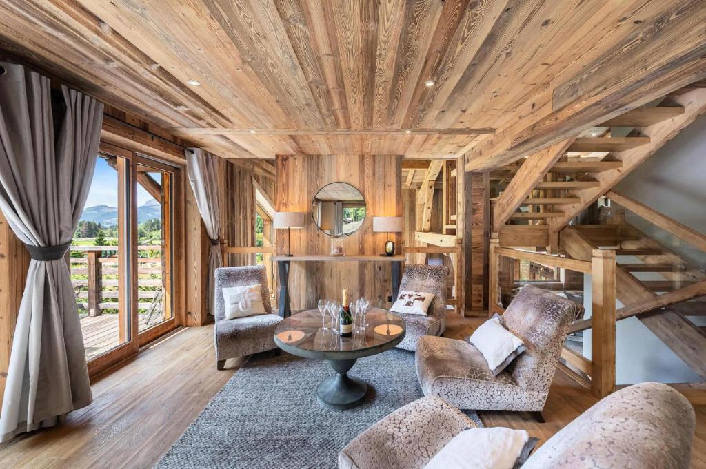 sala de estar con techo de madera en Résidence Chamois - Chalets pour 10 Personnes 014 en Megève