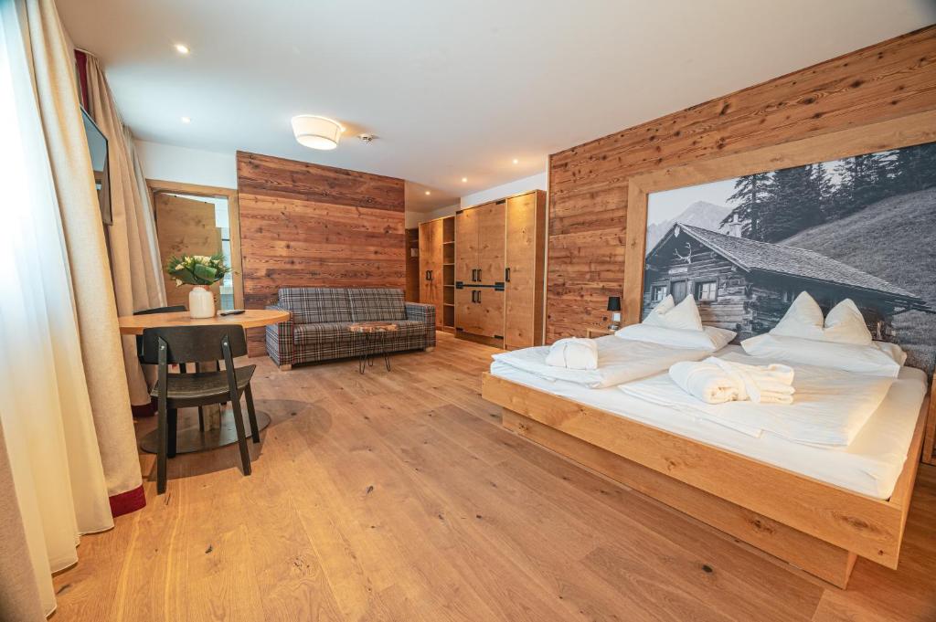 Postel nebo postele na pokoji v ubytování Alpen Suites Brandnertal