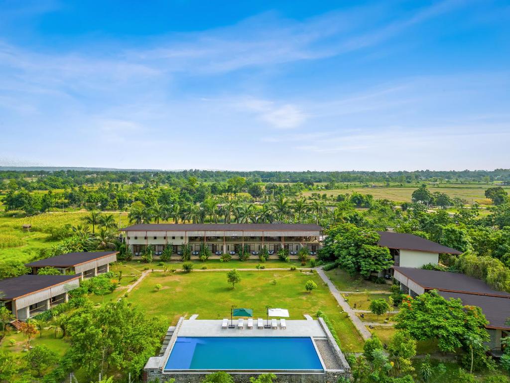 einen Luftblick auf ein Resort mit einem Pool in der Unterkunft Sanctuary Resort, Chitwan National Park, Nepal in Chitwan