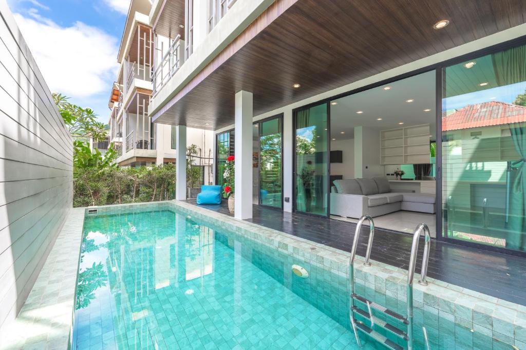 una piscina frente a una casa en 3-Story Pool Villa Katazhang UTK B3 just 7 min walk to Kata Beach, en Kata Beach