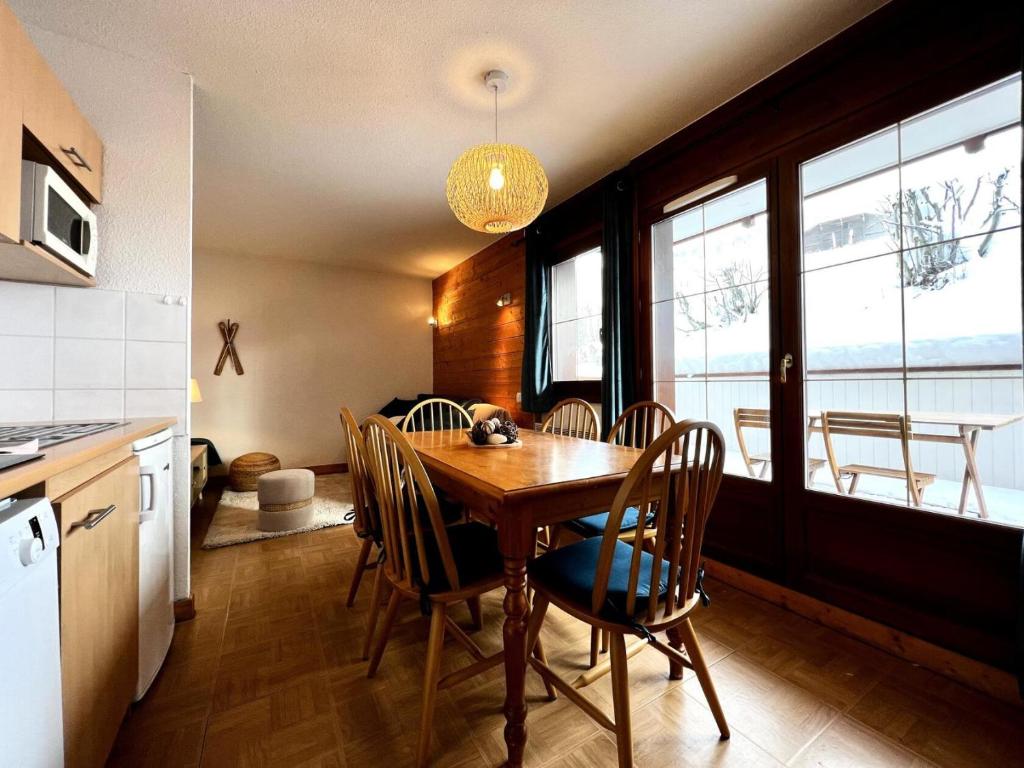 a kitchen and dining room with a table and chairs at Les Chalets Des Evettes - 3 Pièces pour 6 Personnes 524 in Flumet