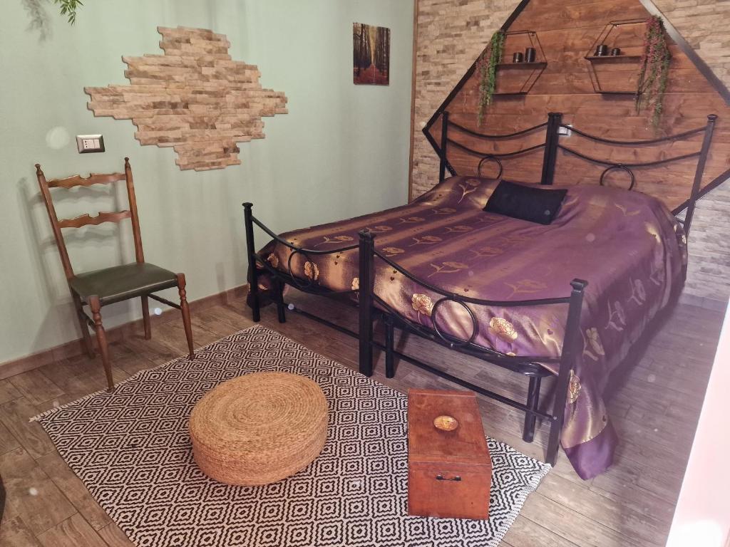 1 cama y 1 silla en una habitación en Stanza Del Viggiatore en Santadi