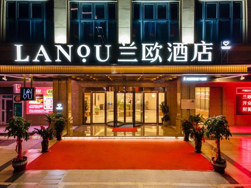un edificio con una alfombra roja frente a una tienda en LanOu Hotel Ningde Fu'an High-Speed Railway Station en Fu'an