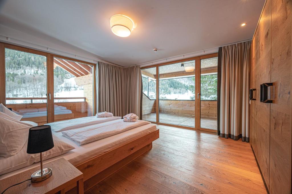 Postel nebo postele na pokoji v ubytování Alpen Suites Brandnertal