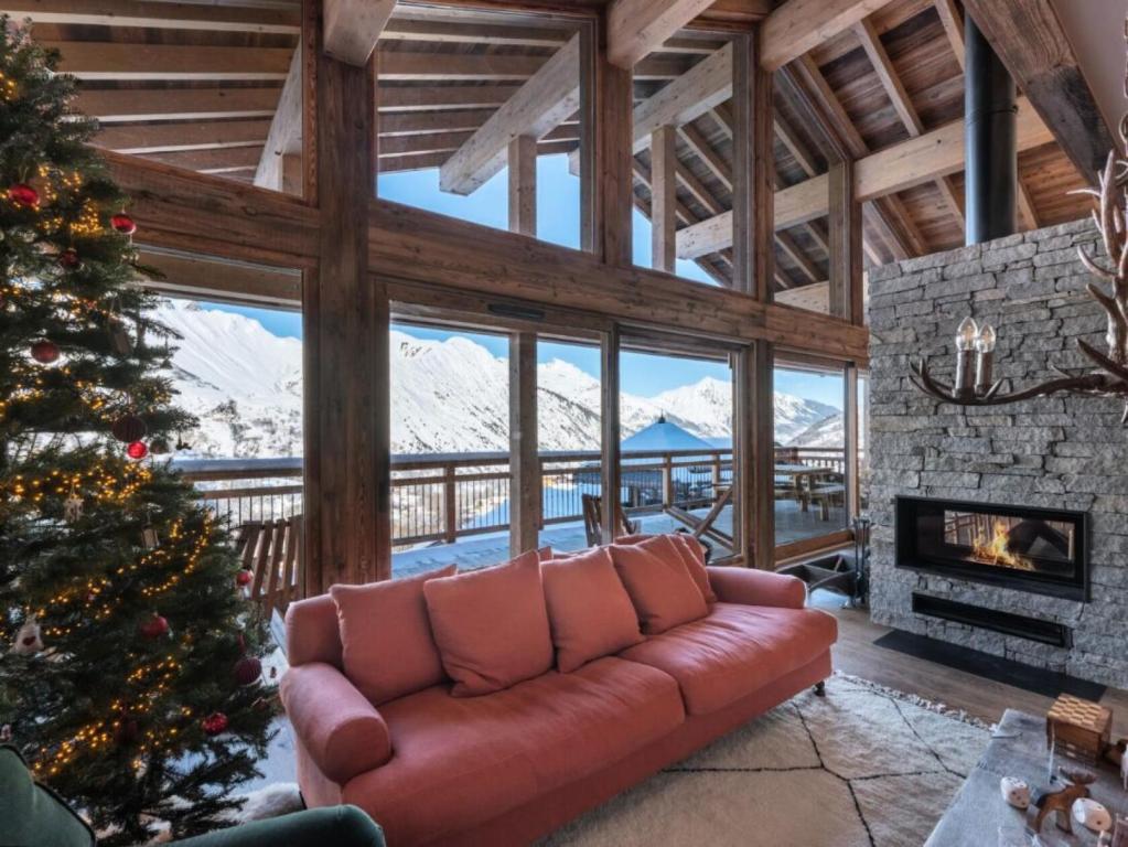 sala de estar con sofá y árbol de Navidad en Chalet Noor - Chalets pour 12 Personnes 134 en Saint-Martin-de-Belleville