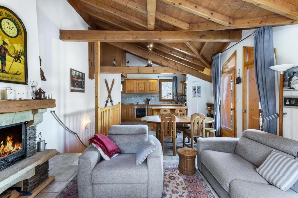 sala de estar con sofá y chimenea en Résidence Dandrina - Chalets pour 8 Personnes 274, en le Praz