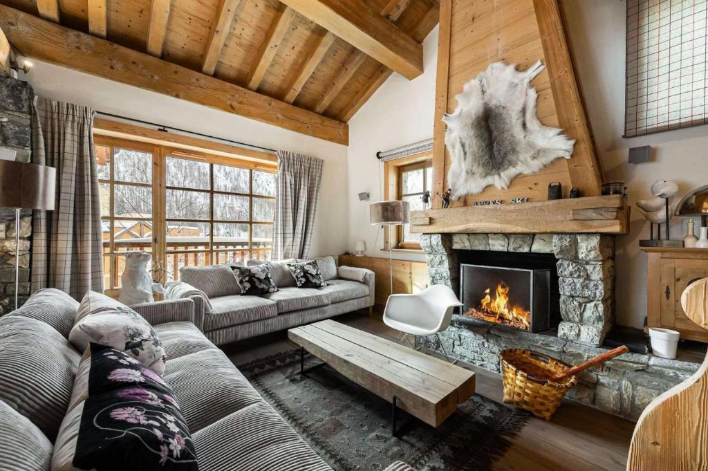 a living room with a couch and a fireplace at Chalet Klosters - Chalets pour 9 Personnes 984 in Val-d'Isère