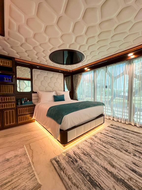 Postel nebo postele na pokoji v ubytování Overnight Super Yacht - Orchid