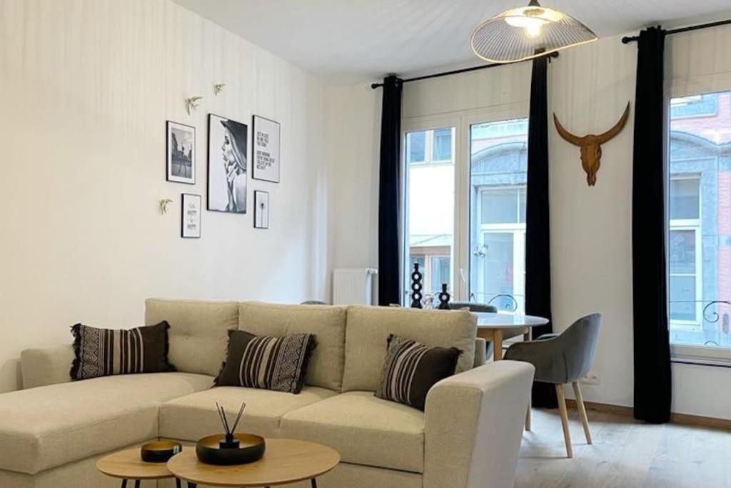 ナミュールにあるSuite 26-Appartement au coeur de Namurのリビングルーム(ソファ、テーブル付)