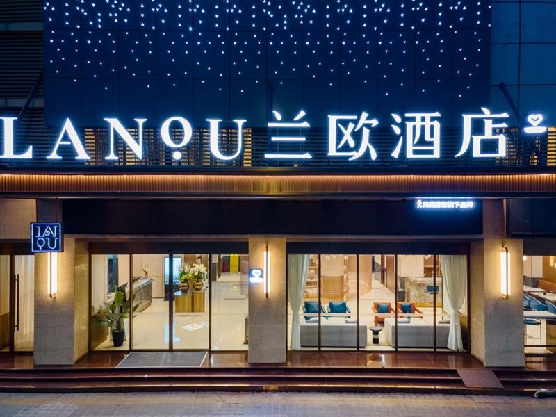 een gebouw met een bord voor een meubelzaak bij LanOu Hotel Shenzhen Luohu Ruipeng Building in Shenzhen
