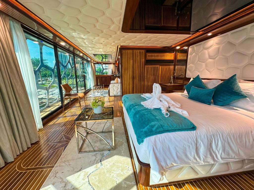 Postel nebo postele na pokoji v ubytování Overnight Super Yacht - Orchid