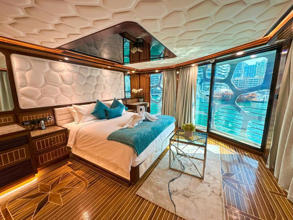 Postel nebo postele na pokoji v ubytování Overnight Super Yacht - Orchid