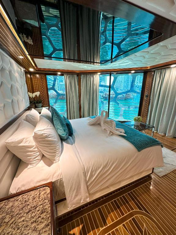 Postel nebo postele na pokoji v ubytování Overnight Super Yacht - Orchid