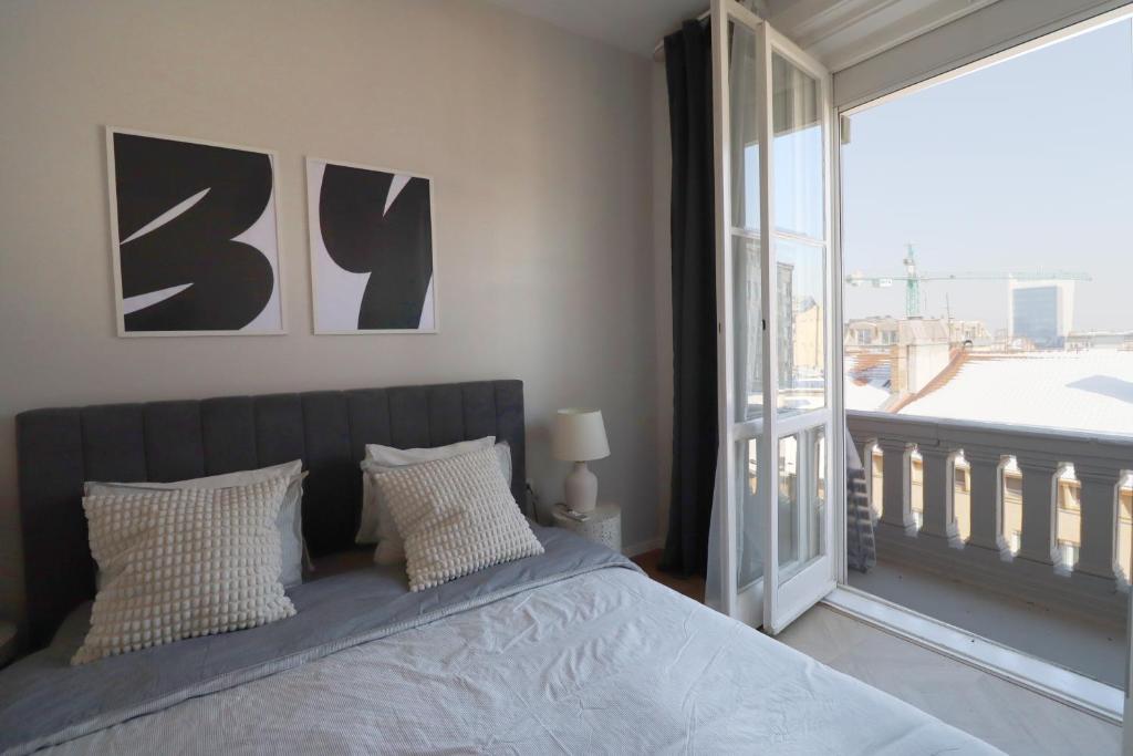מיטה או מיטות בחדר ב-Sofia's Elegant Urban Retreat