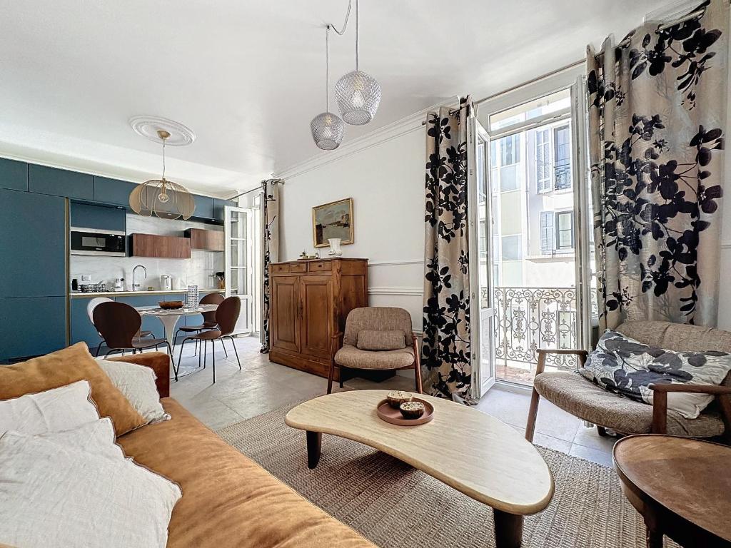 un salon avec un canapé et une table dans l'établissement Plein coeur Cannes - 4 couchages, à Cannes