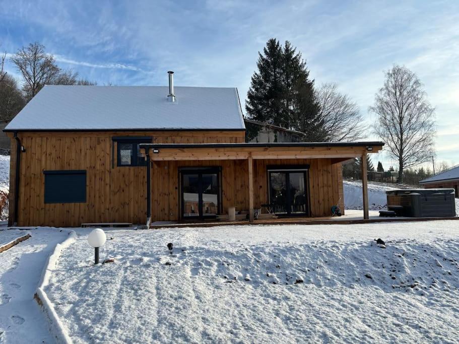 ein Blockhaus mit Schnee auf dem Boden in der Unterkunft NEW chalet de standing premium in Senones