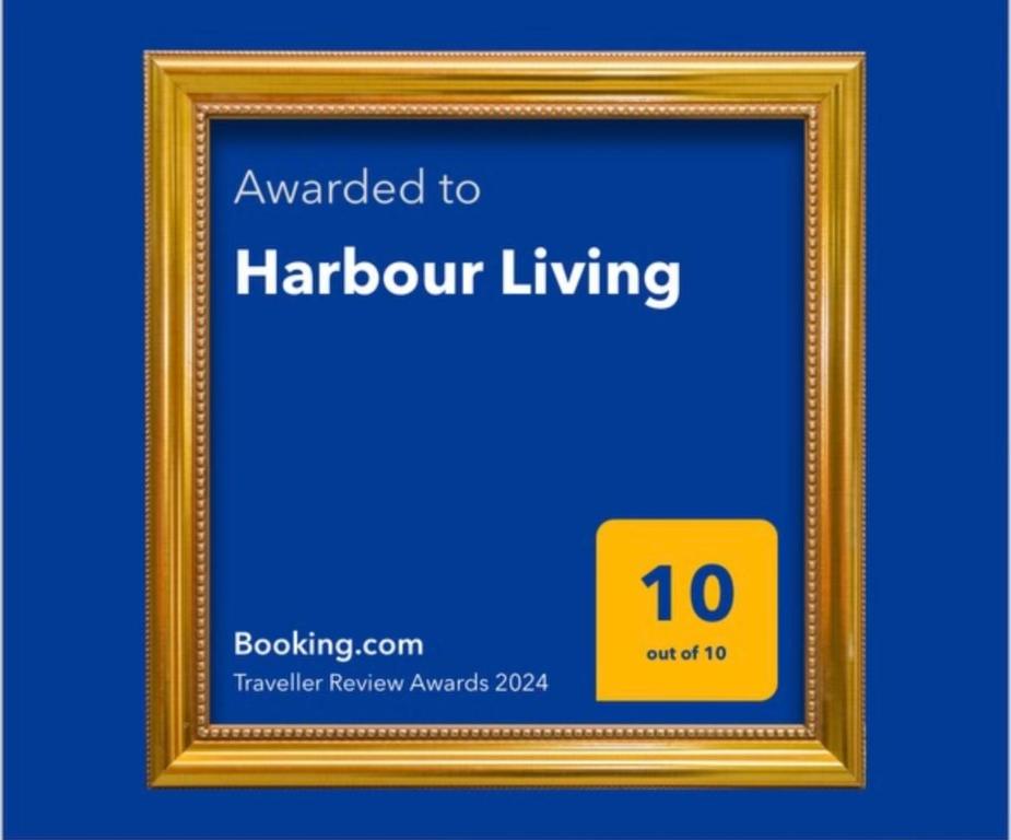 una cornice d'oro con il testo assegnato ai soggiorni di piacere di Harbour Living West a Ringkøbing