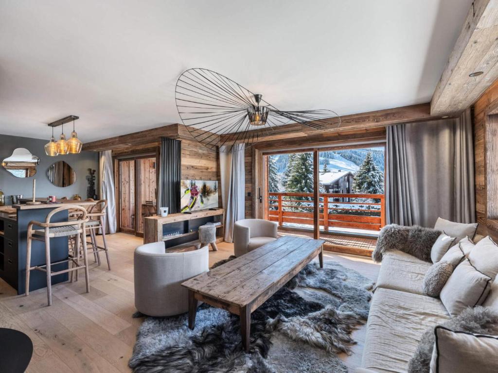 een woonkamer met een bank en een tafel bij Résidence Ksar A - 5 Pièces pour 8 Personnes 301 in Megève