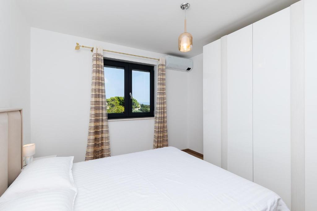 Postel nebo postele na pokoji v ubytování Apartments Sara II