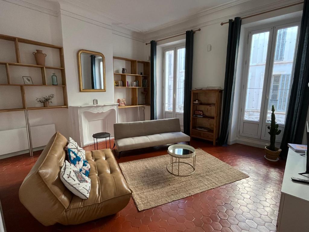 un salon avec un canapé et une table dans l'établissement Superbe appartement spacieux, calme, central, à Toulon