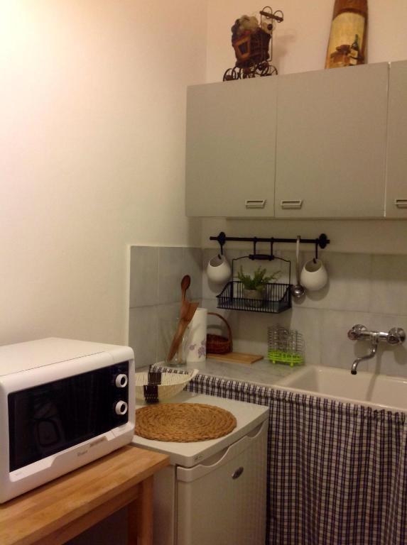 A kitchen or kitchenette at La Vecchia Firenze