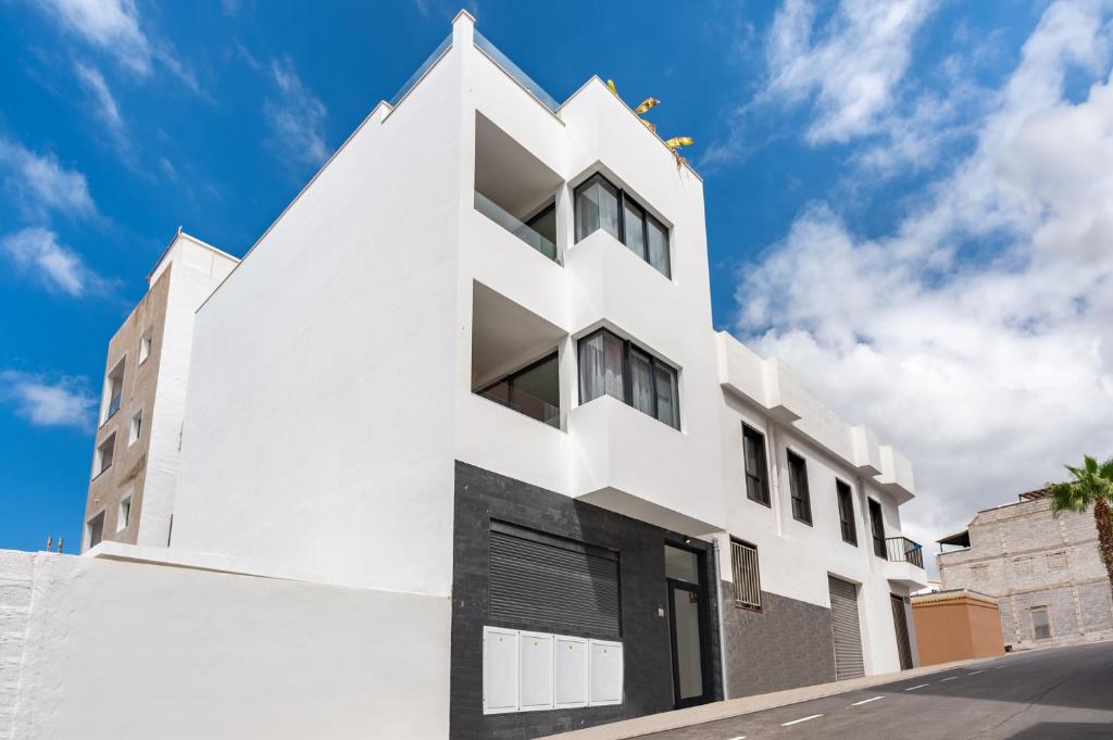 un edificio bianco dal design geometrico di Casa Blanca Tenerife a Playa de San Juan