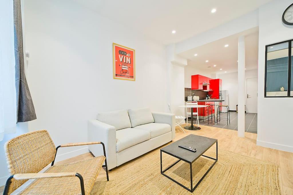 un salon avec un canapé blanc et une table dans l'établissement Exceptionnel à Montmartre, à Paris