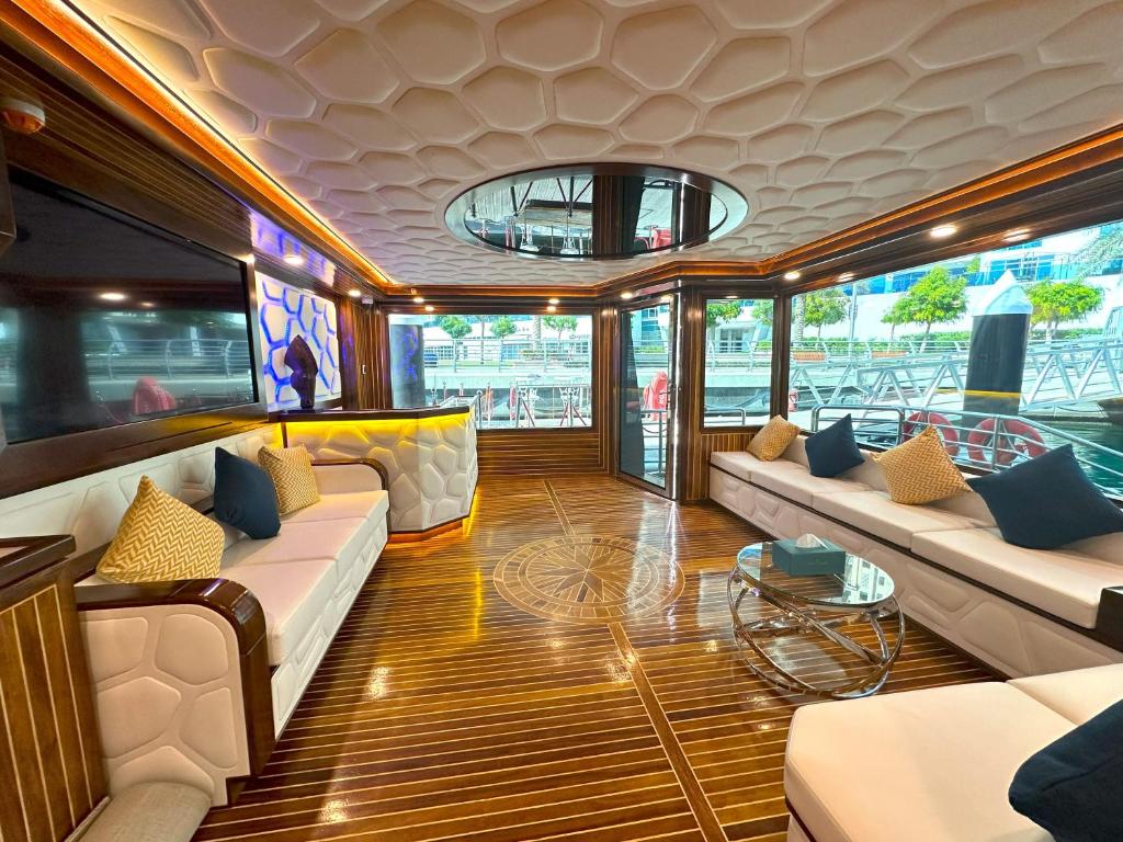 Posezení v ubytování Overnight Super Yacht - Orchid