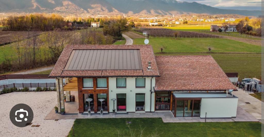 een luchtzicht op een huis met bergen op de achtergrond bij Agriturismo Le Valli in Liedolo