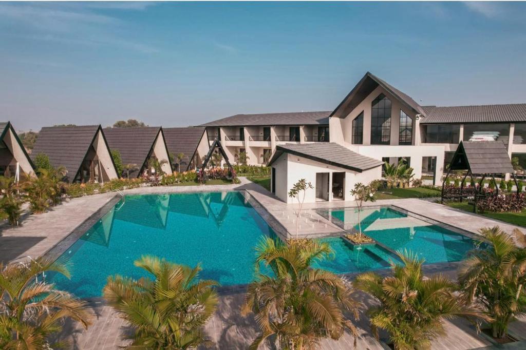 Kevadia的住宿－Vindhyachal Resort，房屋前的大型游泳池