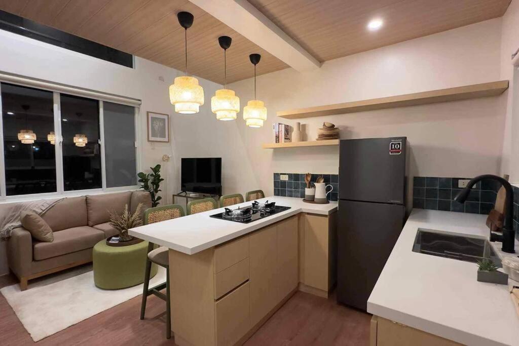 Fairway Grove at Iba, Zambales : مطبخ وغرفة معيشة مع أريكة وثلاجة
