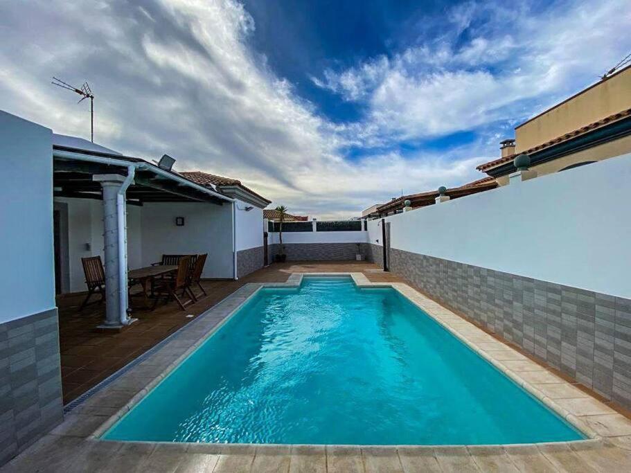 a swimming pool on the roof of a house at El Olivar Corralejo Sun & Beach in Corralejo