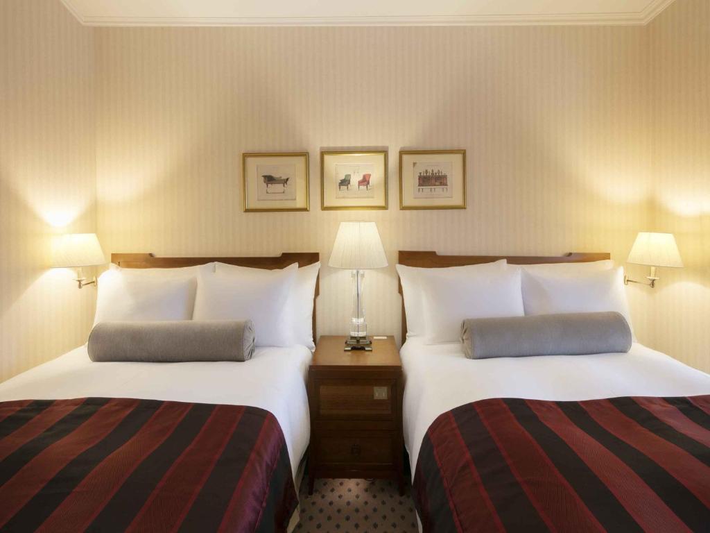 Postel nebo postele na pokoji v ubytování Nagoya Kanko Hotel