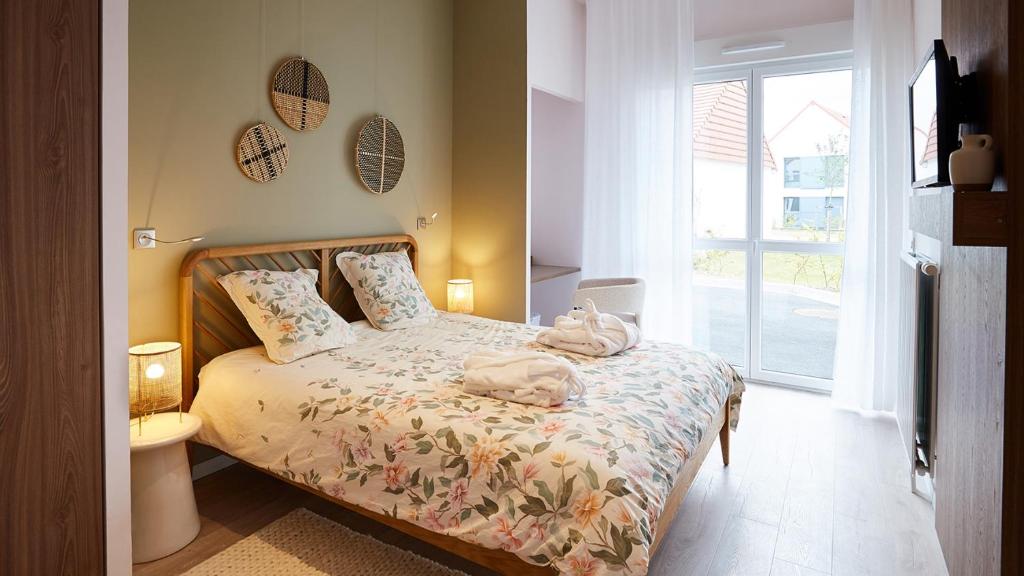 1 dormitorio con 1 cama con toallas en Domaine des diamants blancs de Bondues, en Bondues