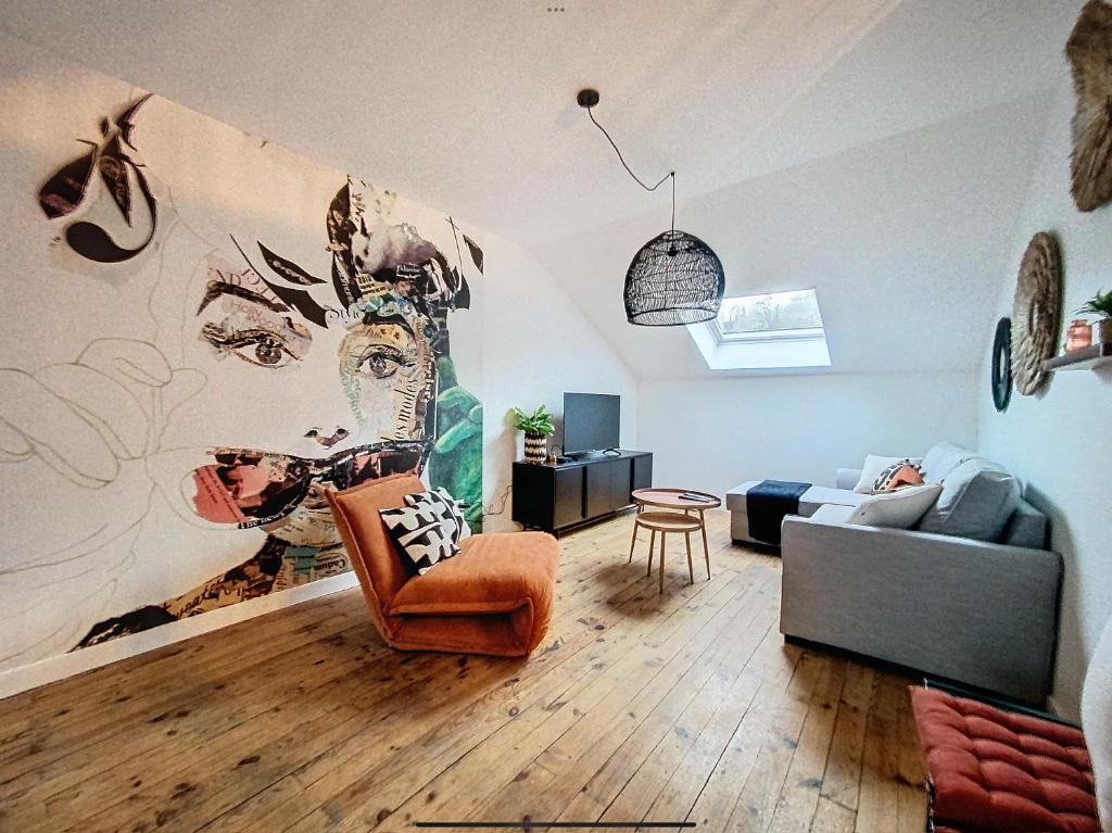 un salon avec un canapé et une chaise dans l'établissement La Casa Polo, à Bourgoin-Jallieu