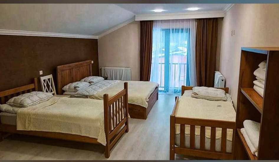Habitación de hotel con 2 camas y ventana en cottage 3-029 en Bakuriani