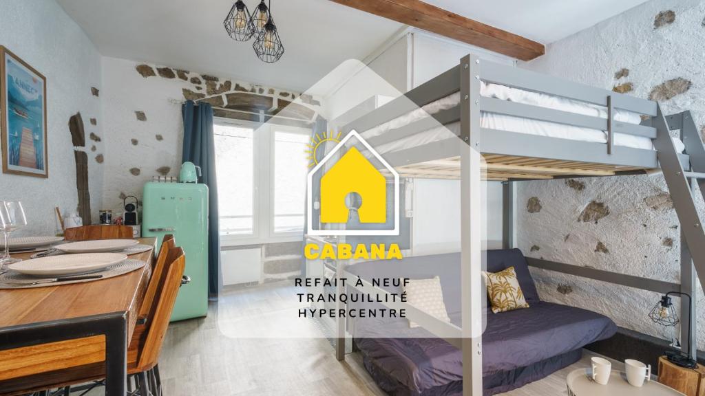 Zimmer mit einem Etagenbett und einem Esstisch in der Unterkunft Cabana & Le Petit Rousseau - Proche du Lac in Annecy