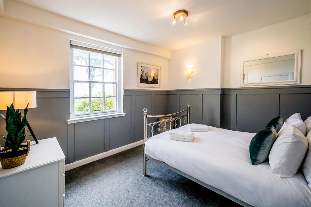 1 dormitorio con cama y ventana en Garden Flat West Kincaple House, en St Andrews