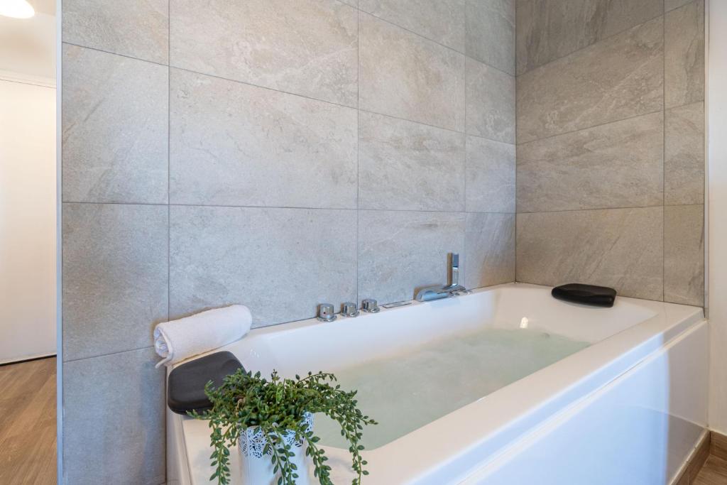 Estudio reformado con Jacuzzi y vistas al Golfo de Rosas