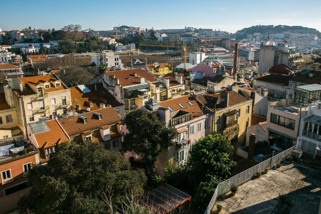 リスボンにあるApartamento acolhedor com vista Castelo de São Jorge - TTL308の建物のある街並み