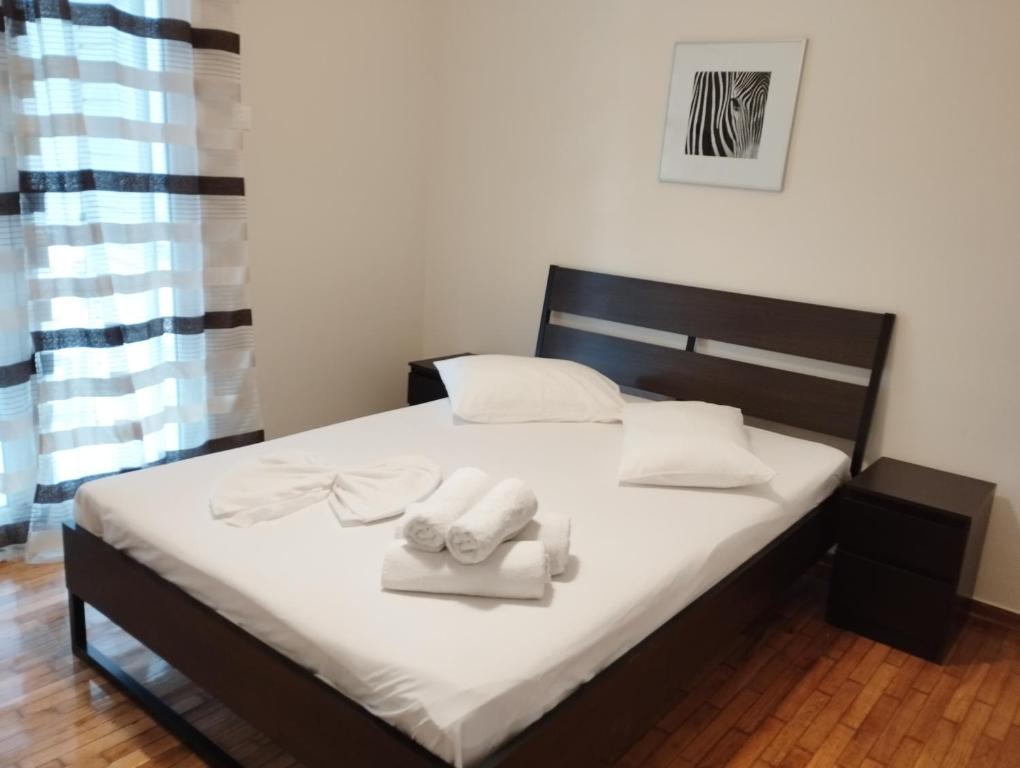 Postel nebo postele na pokoji v ubytování Krokida Unique Apt