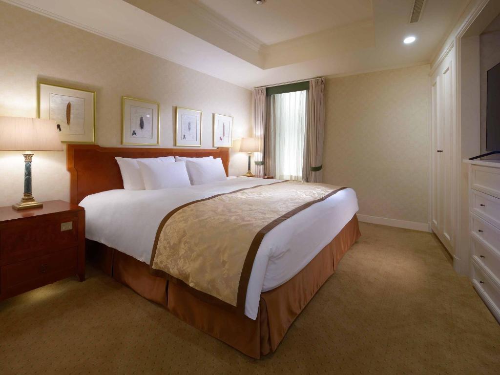 Postel nebo postele na pokoji v ubytování Nagoya Kanko Hotel