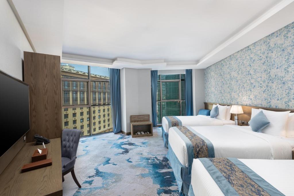 View Al Madinah Hotel tesisinde bir odada yatak veya yataklar