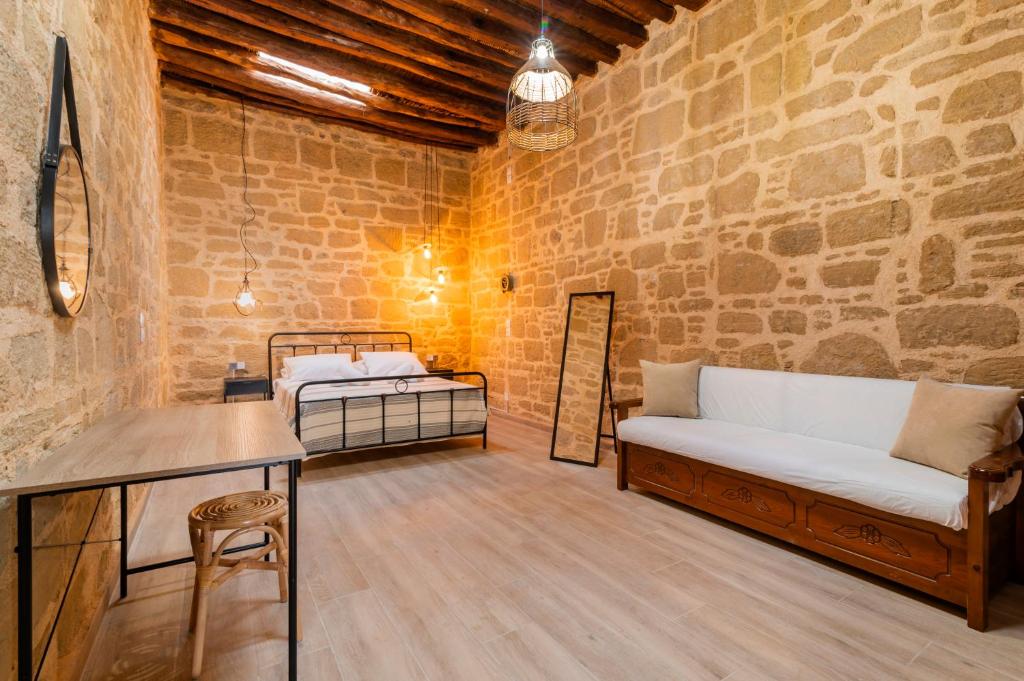 un salon avec un canapé et un lit dans l'établissement Manolis and Anna's House, à Malona Village