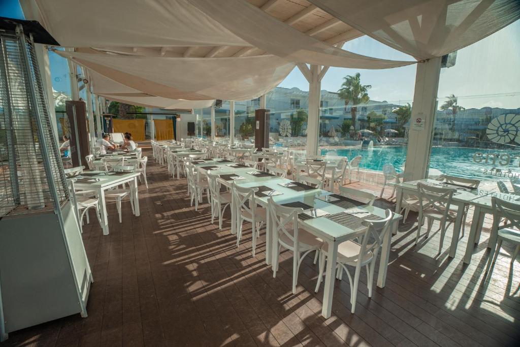 Reštaurácia alebo iné gastronomické zariadenie v ubytovaní Hotel Arena Beach