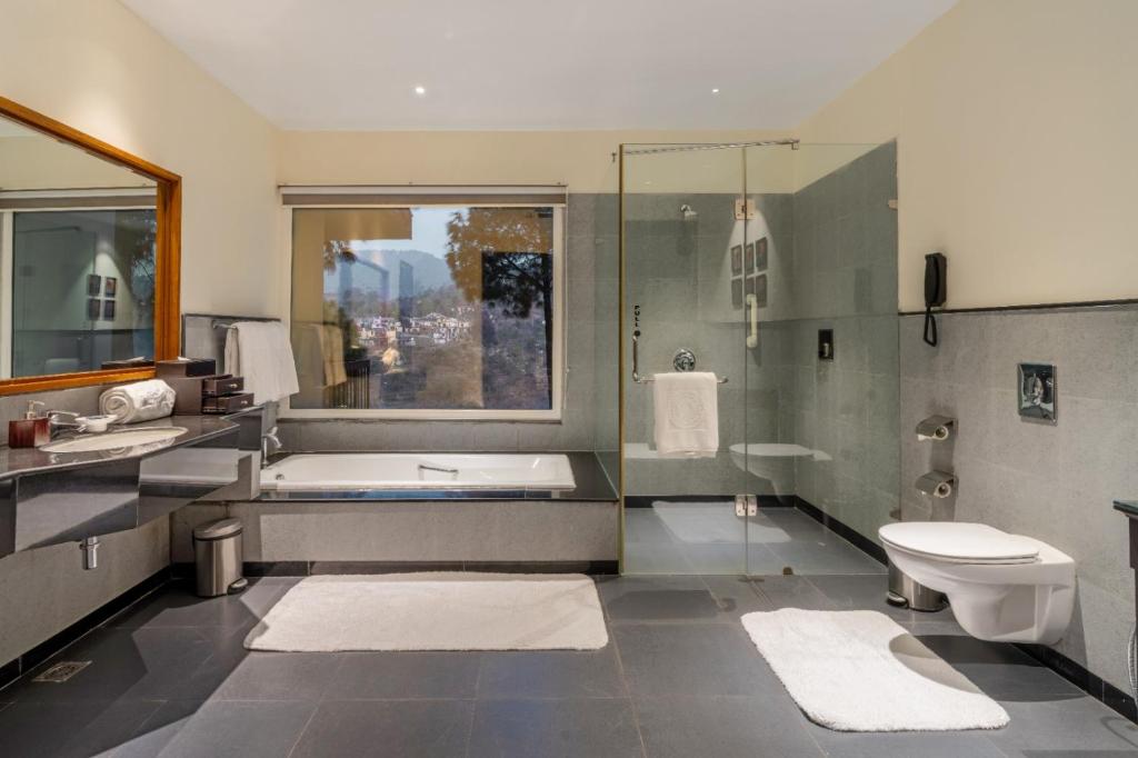Koupelna v ubytování Moksha Himalaya Spa Resort
