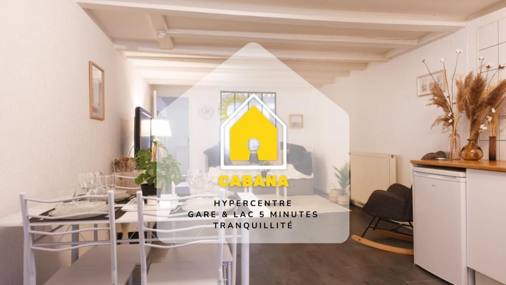 Cette chambre dispose d'une table et d'un panneau. dans l'établissement Cabana & Cœur de Ville - Proche Gare & Lac, à Annecy