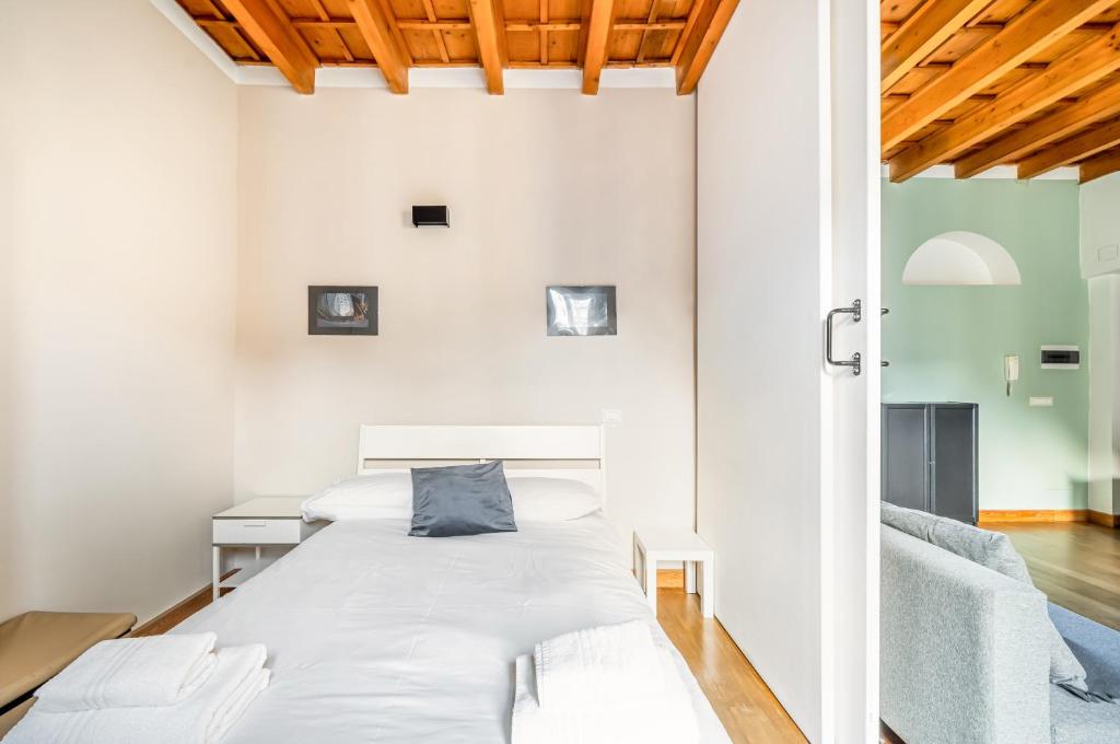 Posteľ alebo postele v izbe v ubytovaní Milano Porta Venezia & Città Studi Apartment