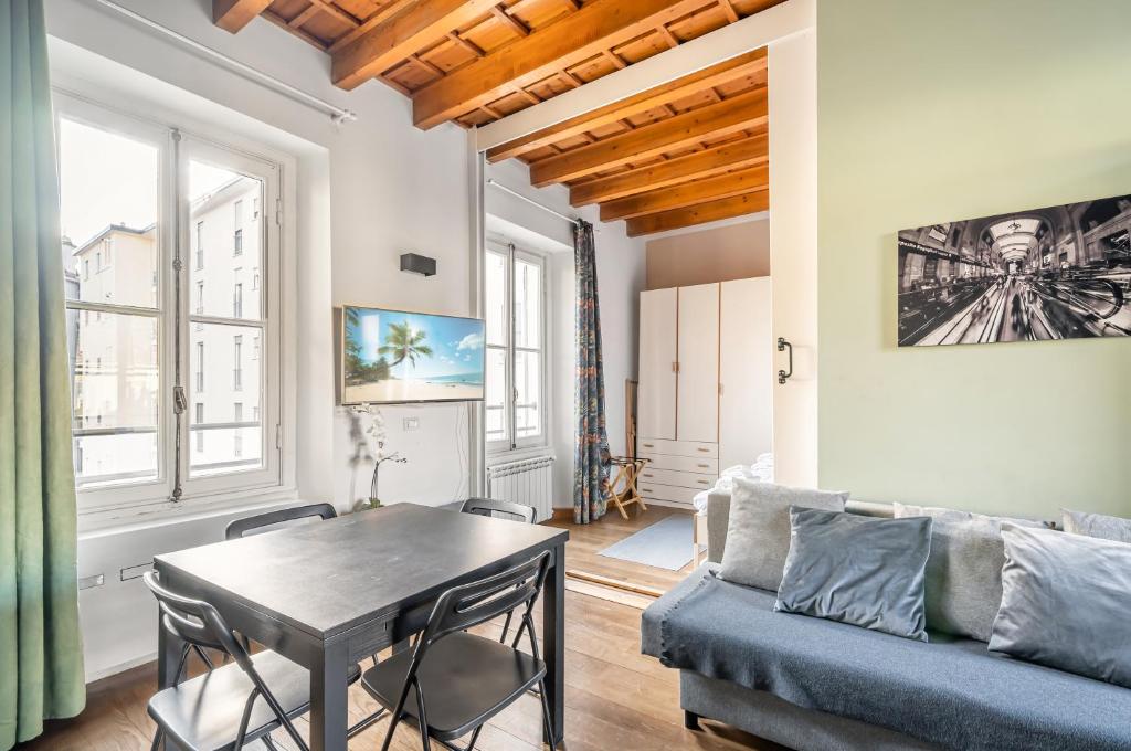 Televízia a/alebo spoločenská miestnosť v ubytovaní Milano Porta Venezia & Città Studi Apartment